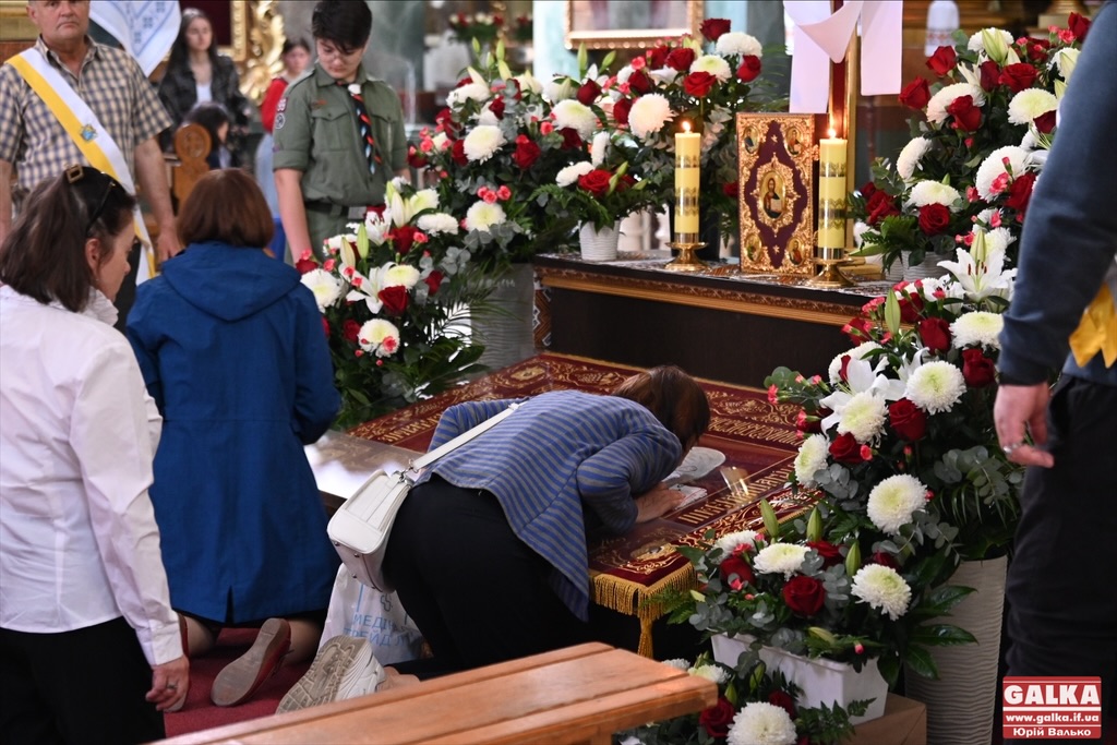 У Катедральному соборі вшановують святу плащаницю (ФОТО)
