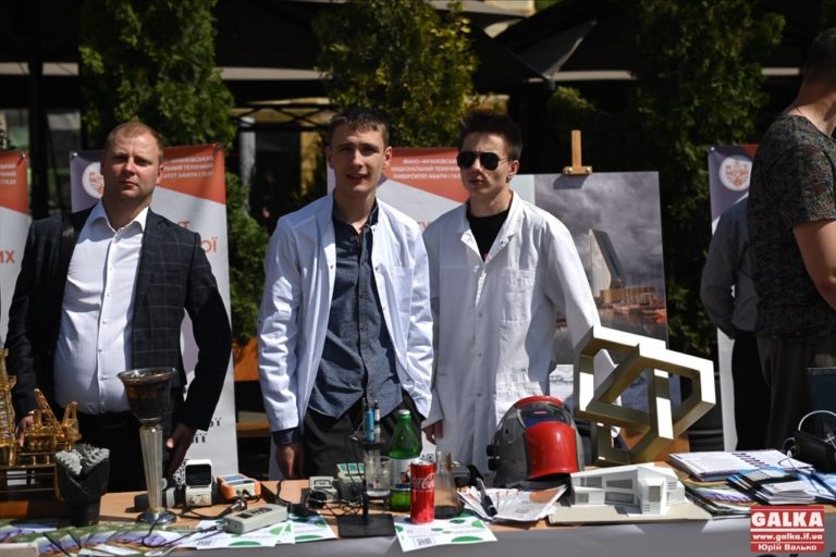 Роботи, металеві шахи та хімічна реакція: як під ратушею пройшов “Науковий пікнік” (ФОТО)