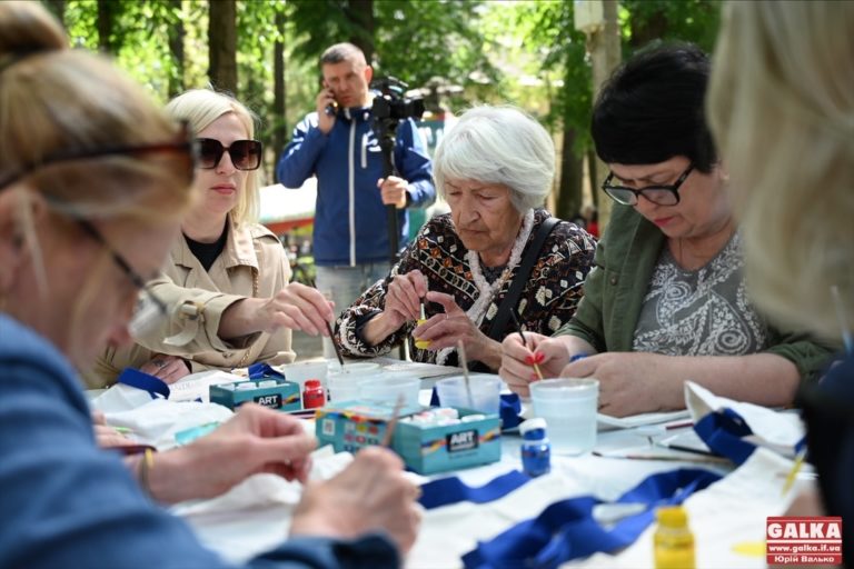 Аби відволікти від переживань і клопотів: у Франківську влаштували свято для мам і дітей (ФОТО)