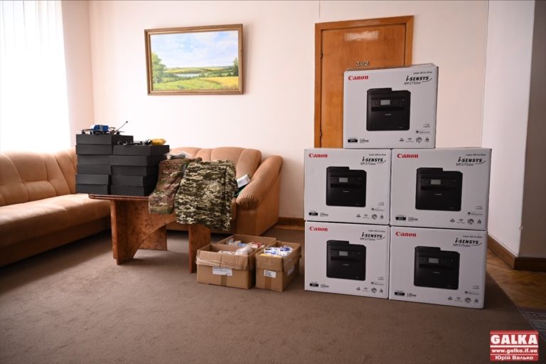 Працівники Департаменту соціальної політики Івано-Франківська передали захисникам дрони (ФОТО)