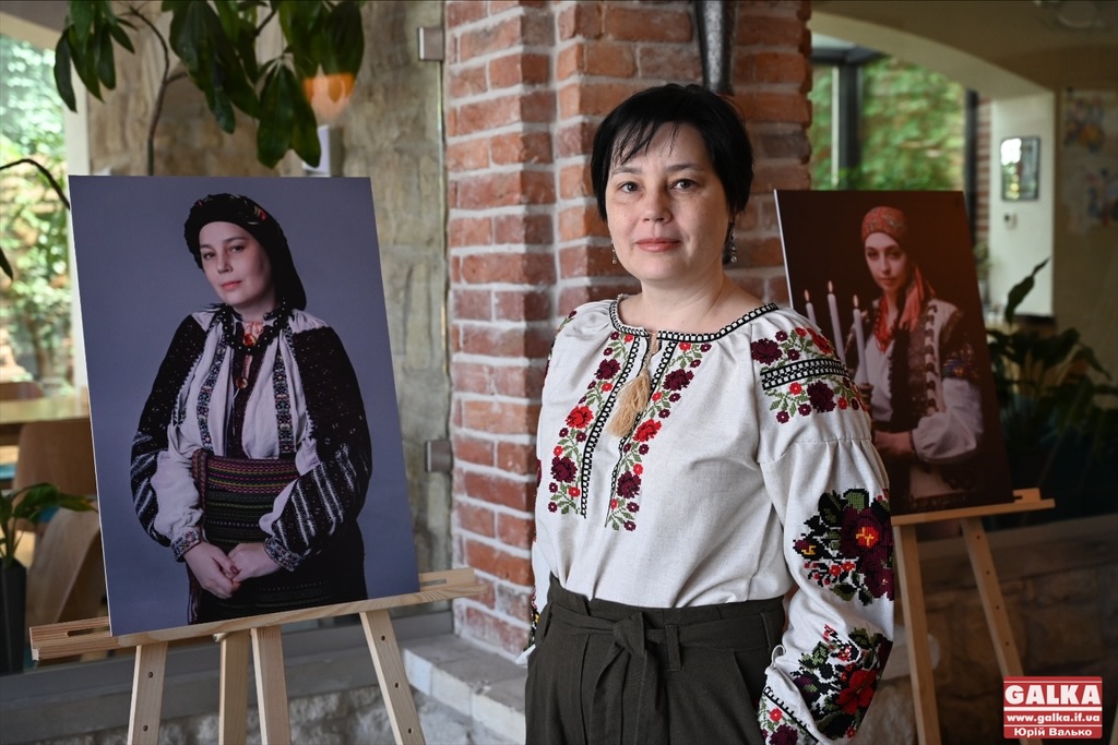 “На мені 100 років історії”: у Франківську переселенки вдягнулися в старовинні вишиванки (ФОТО)
