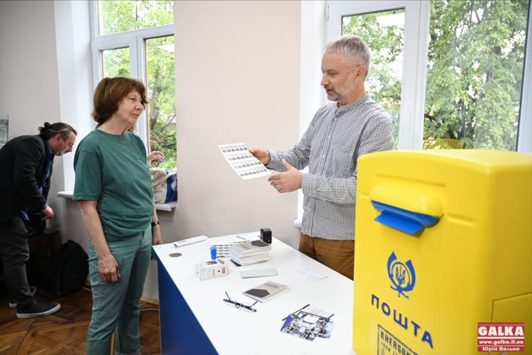 “Херсон звідусіль”: як херсонці відправляли з Франківська символічні листівки (ФОТОРЕПОРТАЖ)