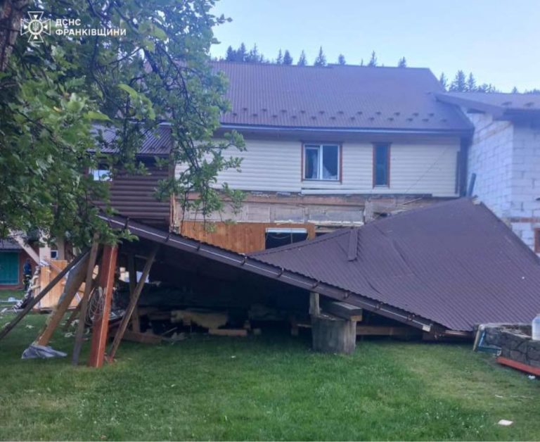 На Надвірнянщині обвалилася прибудова: під завалом опинилася жінка (ФОТО З МІСЦЯ)