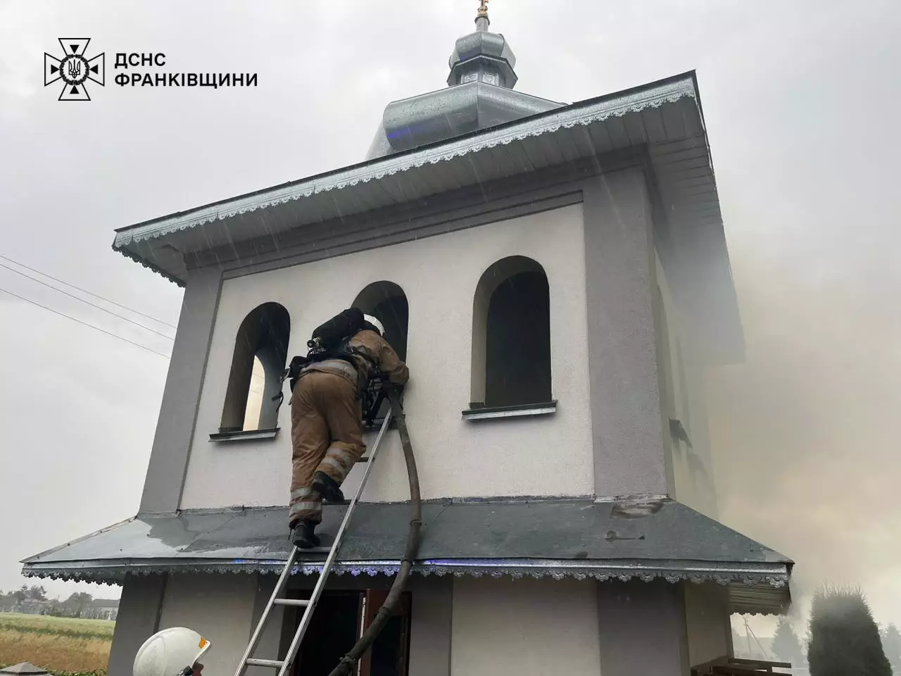 На Прикарпатті у селі горіла дзвіниця місцевої церкви (ФОТО)
