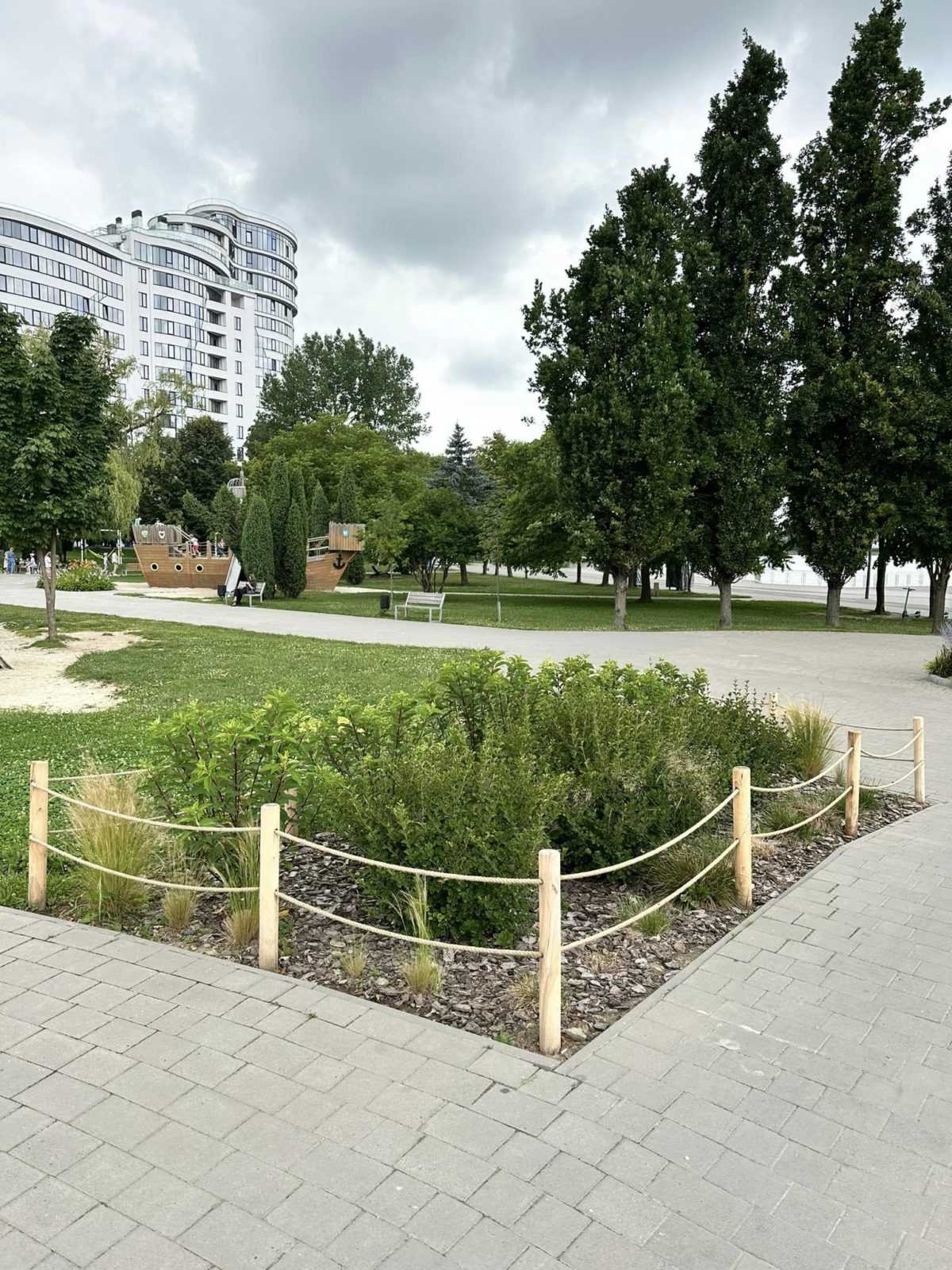 Франківський центр рекреації похвалився новим екодизайном огорожі (ФОТО)