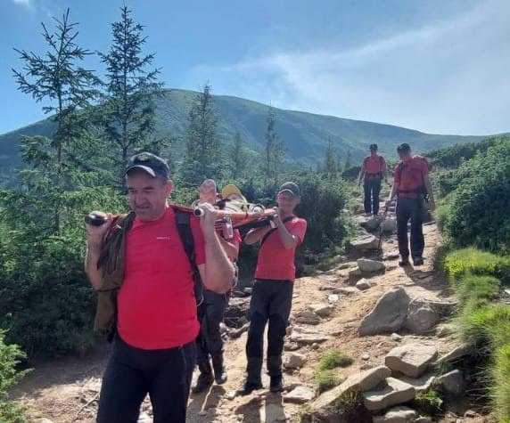Травма та погіршення самопочуття: двом туристам у Карпатах знадобилась допомога рятувальників