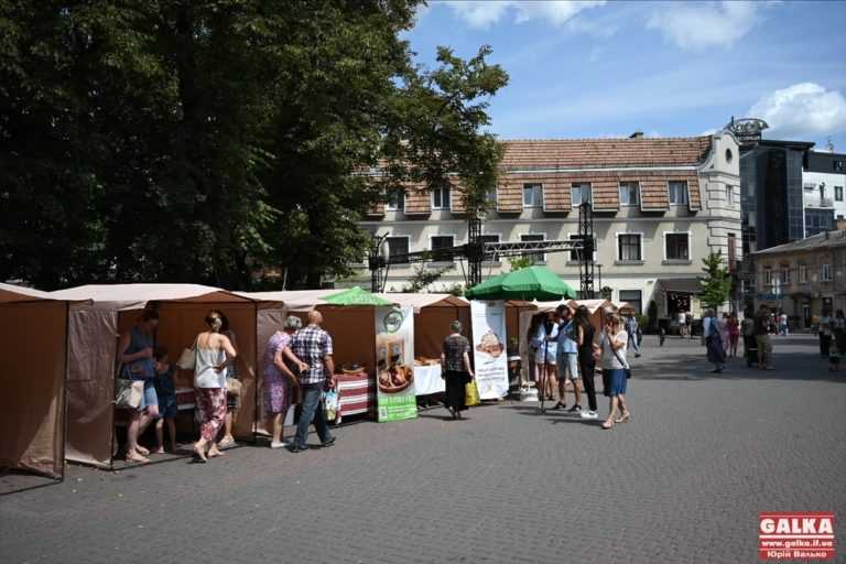 Домашні вина, в’ялене м’ясо та фігурні коржики: у Франківську проходить ярмарок місцевих виробників (ФОТО)
