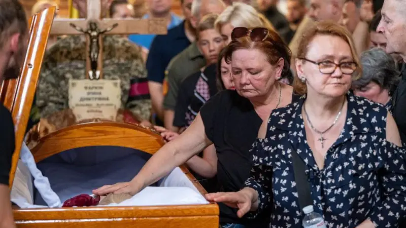 У Львові поховали Ірину Фаріон. Її проводжали тисячі людей