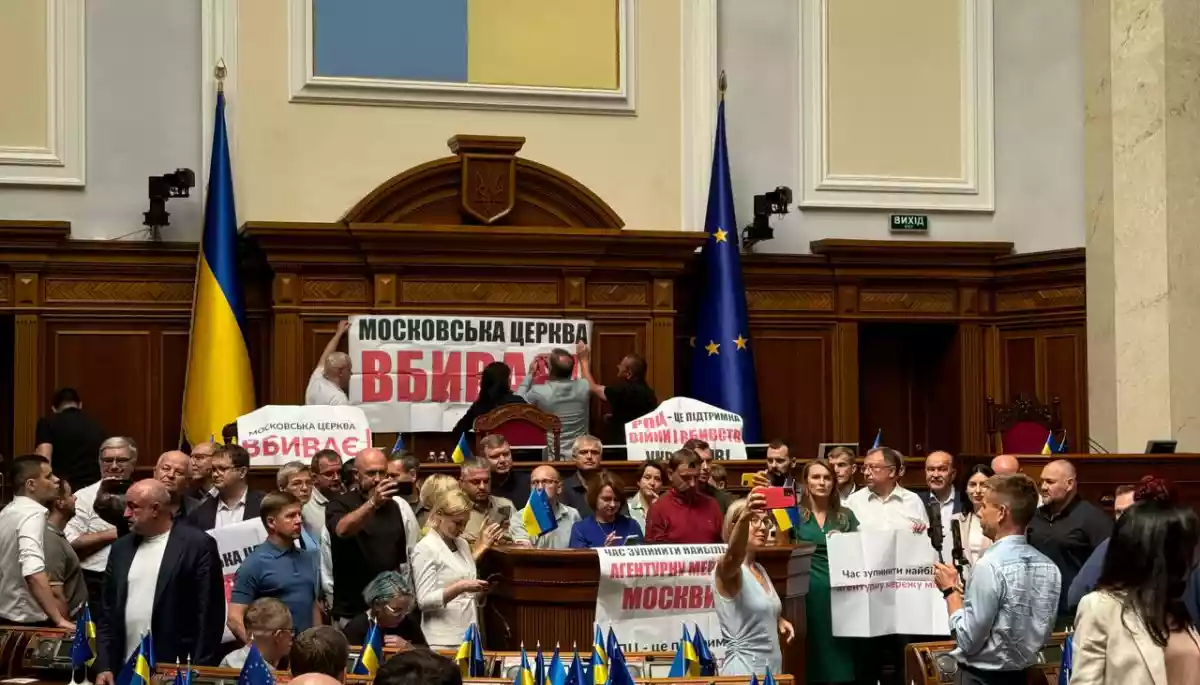 Депутати заблокували трибуну Верховної Ради через відмову розглядати законопроєкт про “заборону УПЦ МП”
