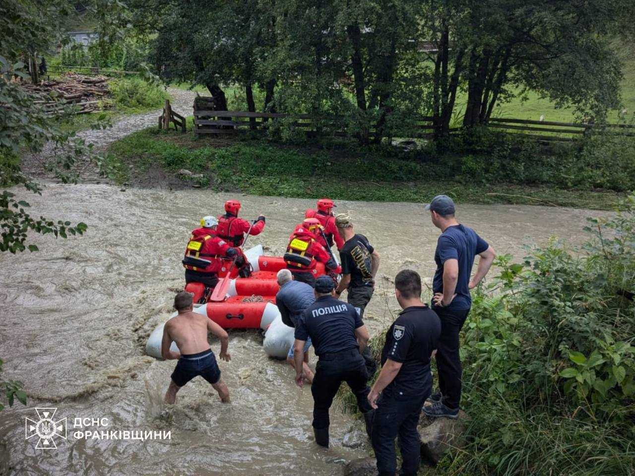 Мама з двома дітьми впала у річку на Косівщині: 9-річна дівчинка потонула (ФОТО)