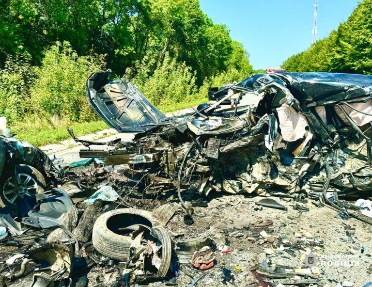 Поблизу Тязева 17-річна водійка без посвідчення “на зустрічці” зіткнулася з іншим авто: троє загиблих (ФОТО З МІСЦЯ)