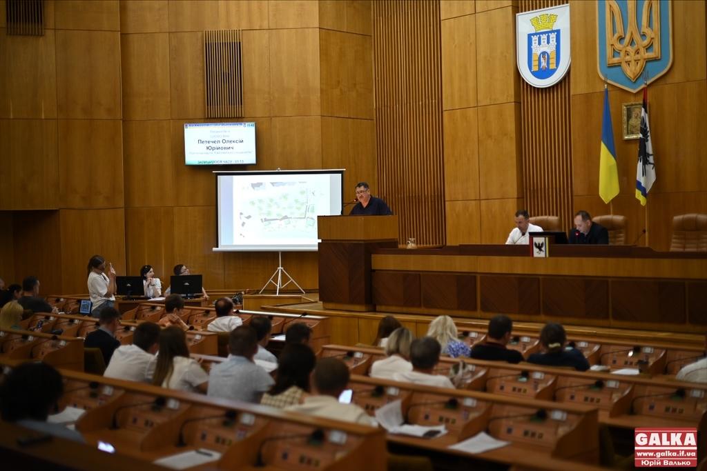 З гострою дискусією: Франківська міськрада зробила черговий крок до остаточної забудови озера