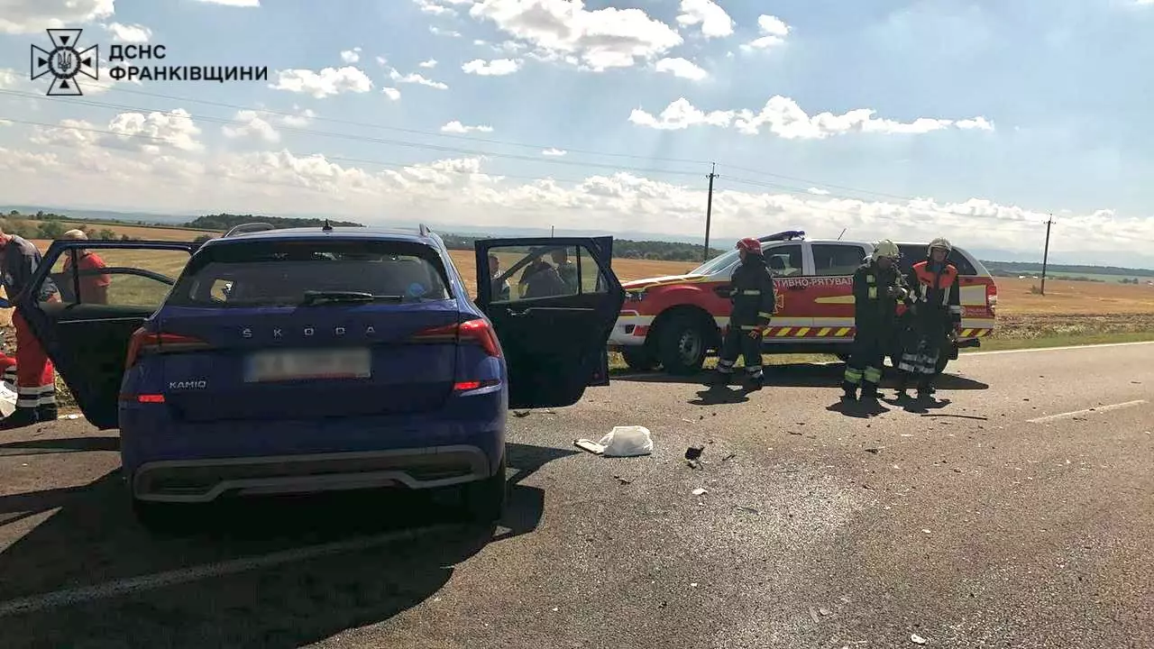 На Франківщині у ДТП постраждало двоє дітей (ФОТО З МІСЦЯ)