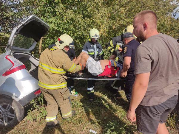 На Коломийщині “Рено” з’їхав у кювет: водія затисло в авто (ФОТО З МІСЦЯ)
