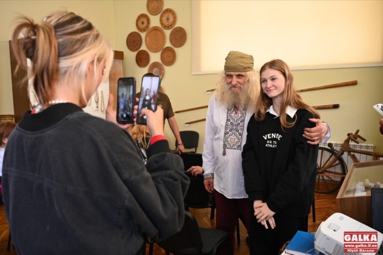 Відомий іконописець Лев Скоп зустрівся із франківцями у рамках виставки “Райські хатки” (ФОТО)