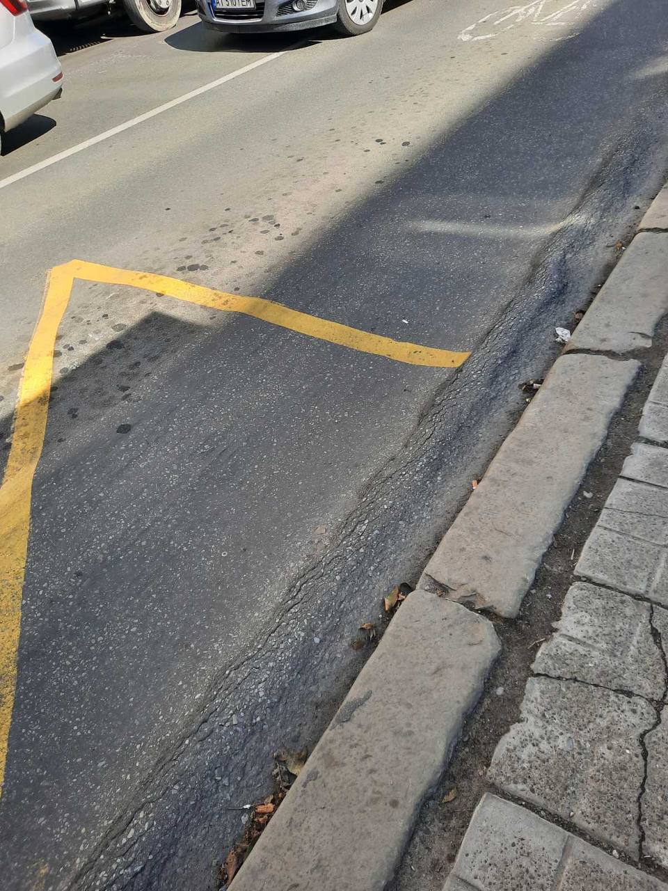 Травмонебезпечна зупинка: на Січових Стрільців жінка зламала ногу через деформований асфальт (ФОТО)