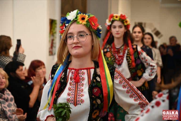 “Сила спадщини”. У Франківську за допомоги Blago дружини військових організували патріотичне дефіле та аукціон (ФОТОРЕПОРТАЖ)