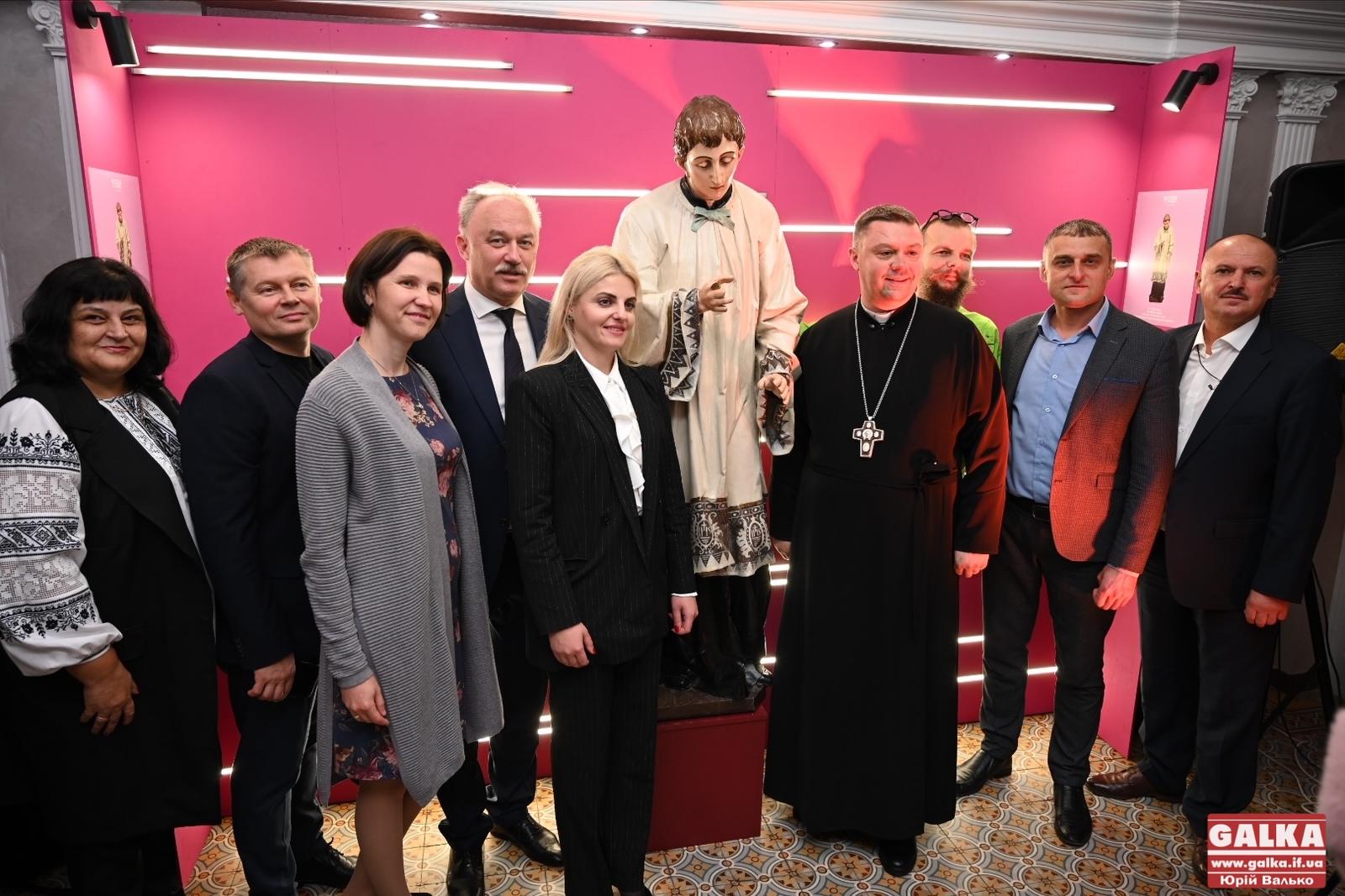 “Наша зброя – це наша культура”: у Франківському медуніверситеті відкрили експозицію столітньої скульптури святого покровителя молоді (ФОТО)