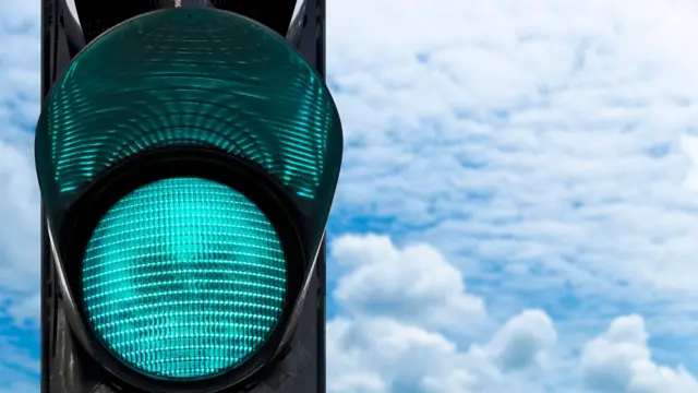 Замість зеленого буде смарагдовий: з травня 2025-го в Україні замінять всі світлофори (СПИСОК ЗМІН)