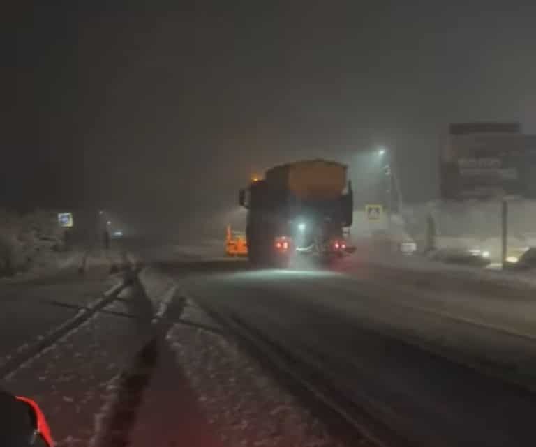 На Франківщині випав сніг: з ночі працювала дорожня техніка