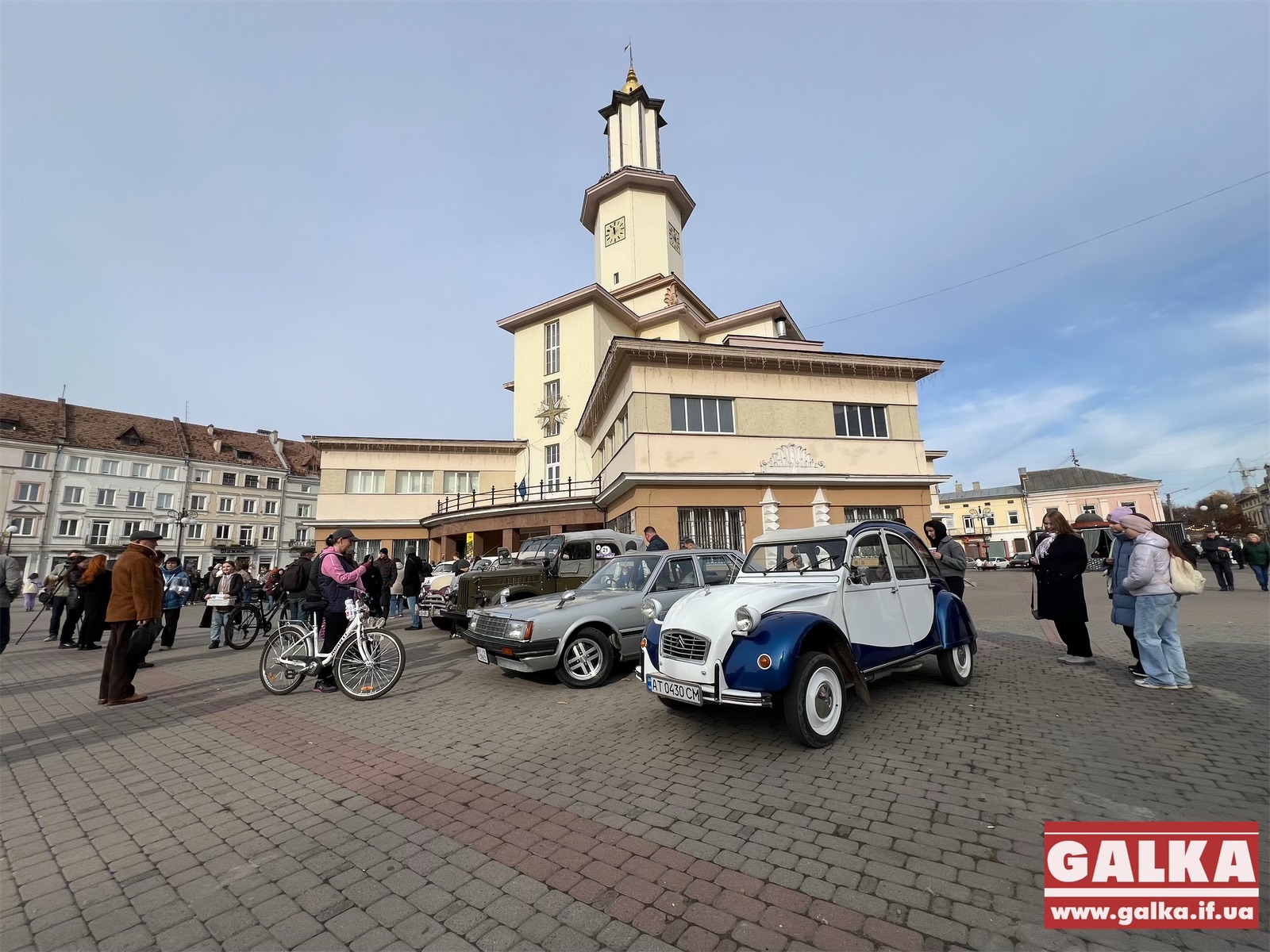 Ретроавтівки та солодощі: під франківською Ратушею збирали на реабцентр “Франко-Ґражда” (ФОТО)
