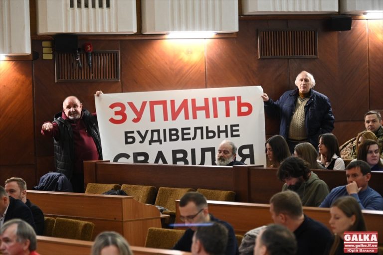 Забудовники керують, а не ви: мешканці вулиці Дашевського звернулися до мера через забудову (ФОТО)