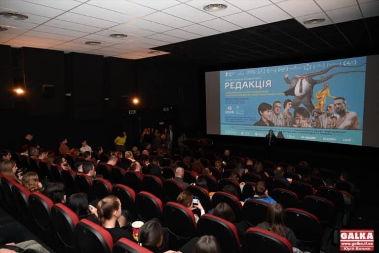“Кислотна комедія” про журналістику: у Франківську відбувся допремʼєрний показ фільму “Редакція” (ФОТО)