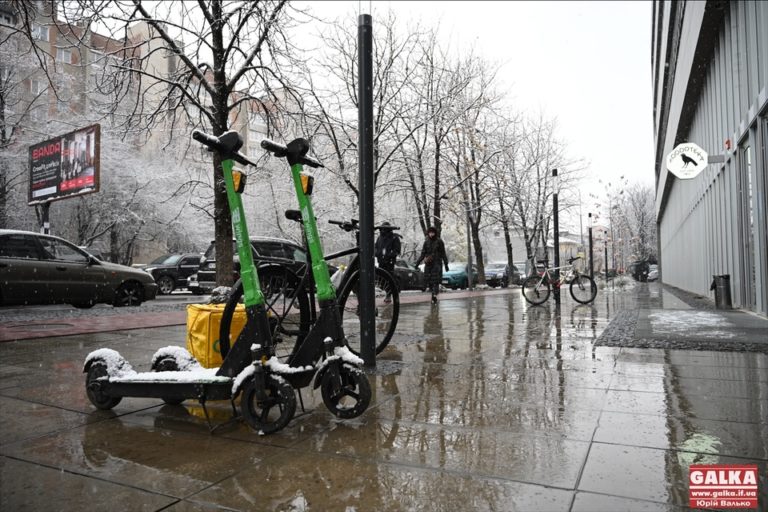 В Івано-Франківську засніжило (ФОТОРЕПОРТАЖ)