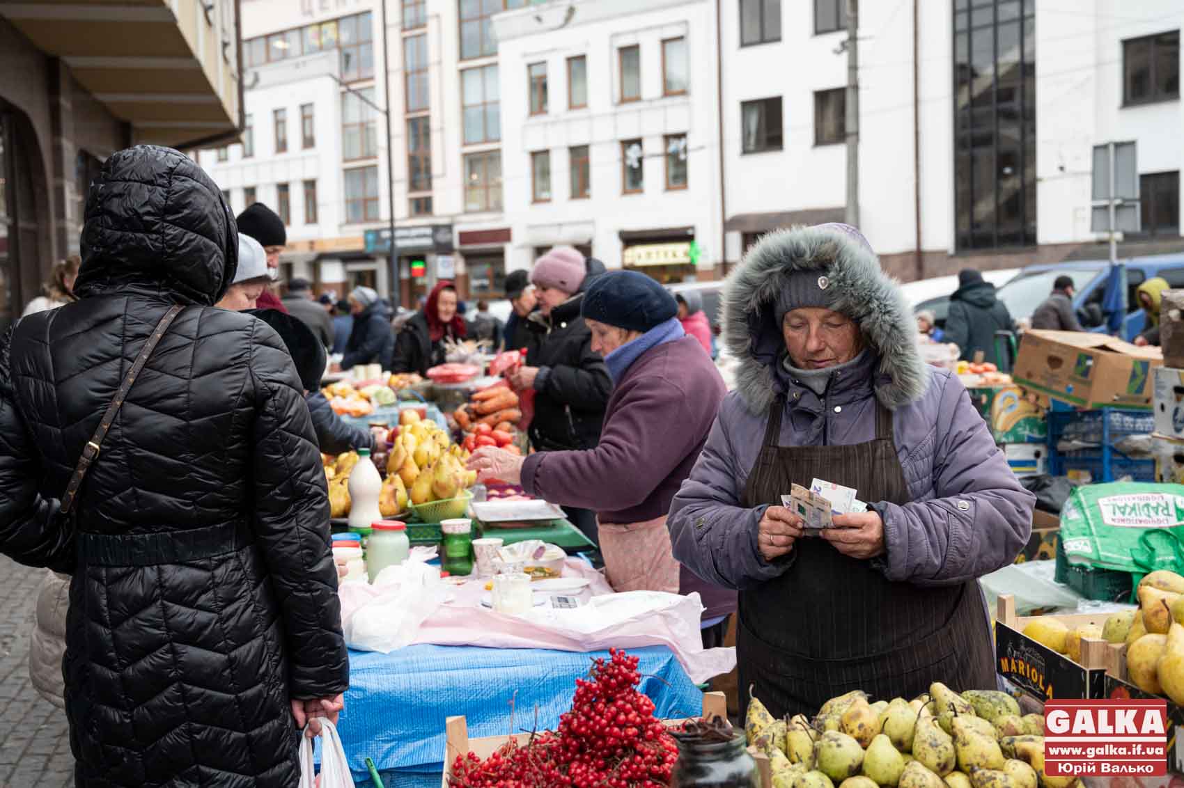 “Бізнесмени вивозять яйця за кордон”: думки і настрої на франківському ринку (ФОТОРЕПОРТАЖ)