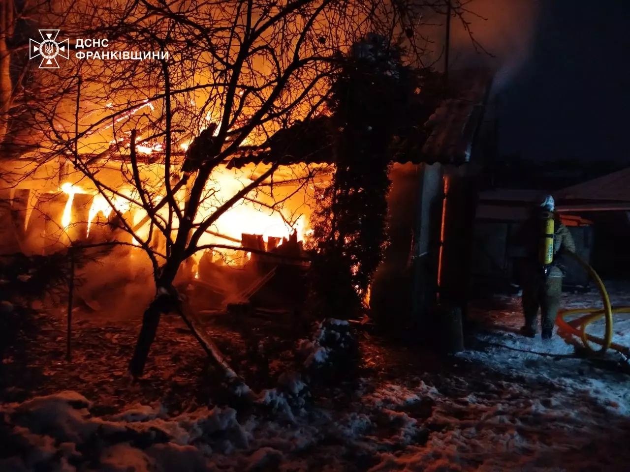 У Печеніжинській та Городенківській громадах горіли господарські будівлі (ФОТО)