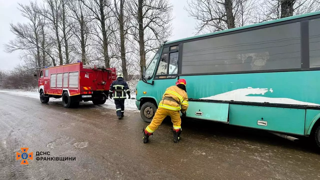 На Франківщині посеред дороги застряг рейсовий автобус (ФОТОФАКТ)