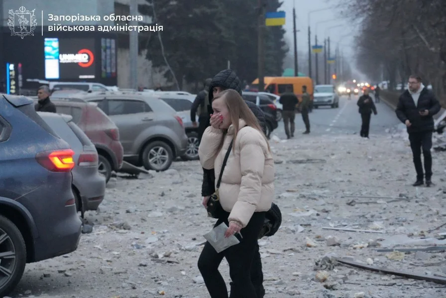 Окупанти атакували Запоріжжя: влучили у клініку, є поранені та загиблі (ФОТО, ВІДЕО)