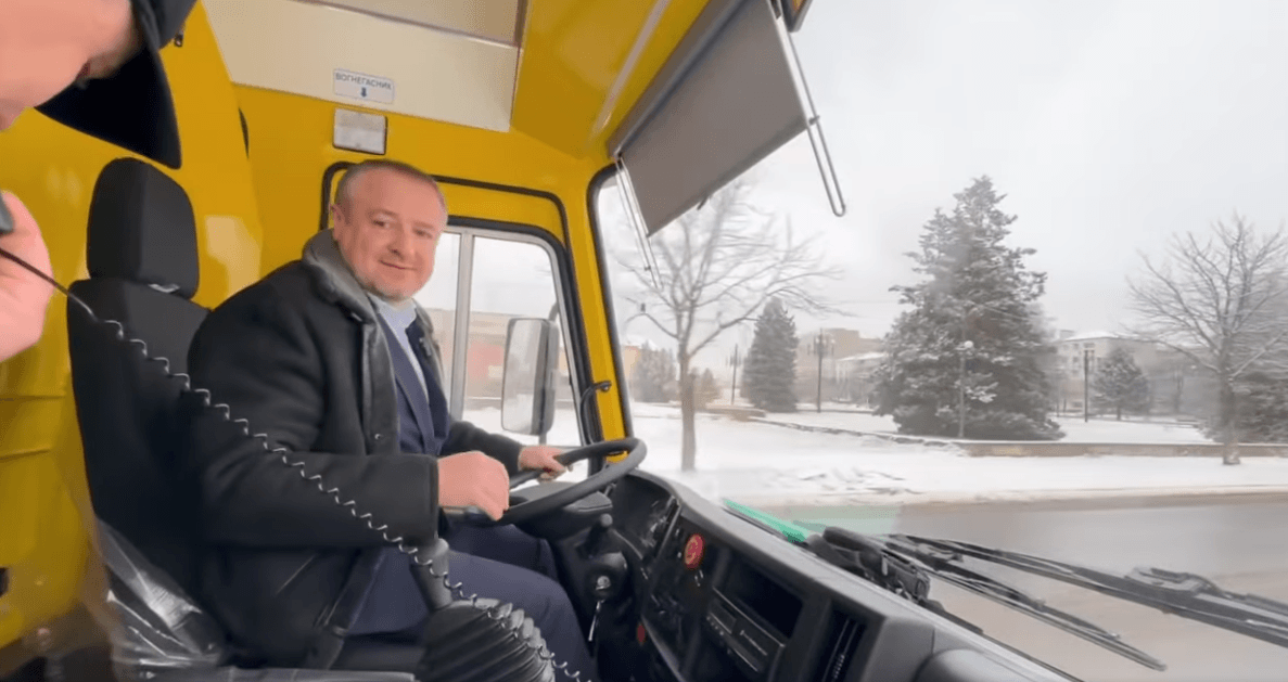 Долина придбала новий шкільний автобус: мер провів його тест-драйв (ВІДЕО)