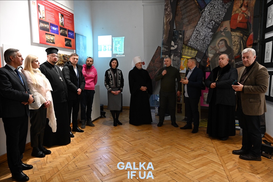 Аукціон на виставці “Врятуємо скарби разом” зібрав 156 000 гривень для підтримки ЗСУ (ФОТО)
