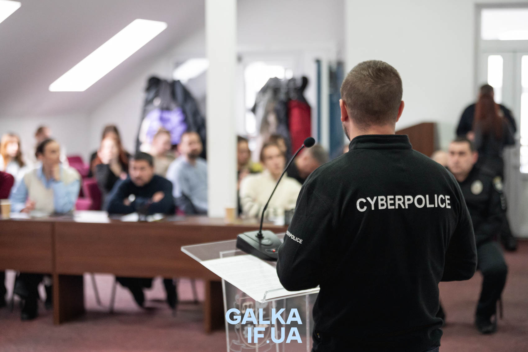 Як уникнути обману шахраїв: у Франківську провели тренінг з кібербезпеки та протидії шахрайствам (ФОТО)