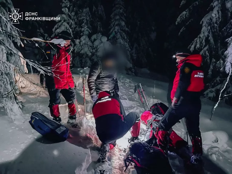 На Прикарпатті рятувальники знайшли туриста, який заблукав поблизу гори Пнів’є