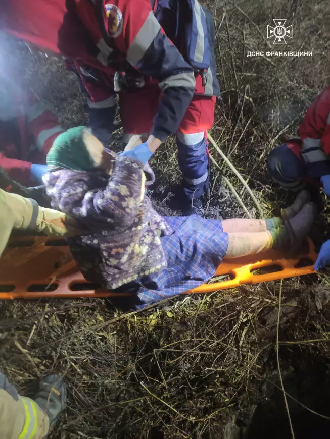 На Коломийщині сусіди допомогли врятувати жінку, яка впала в колодязь (ФОТО)