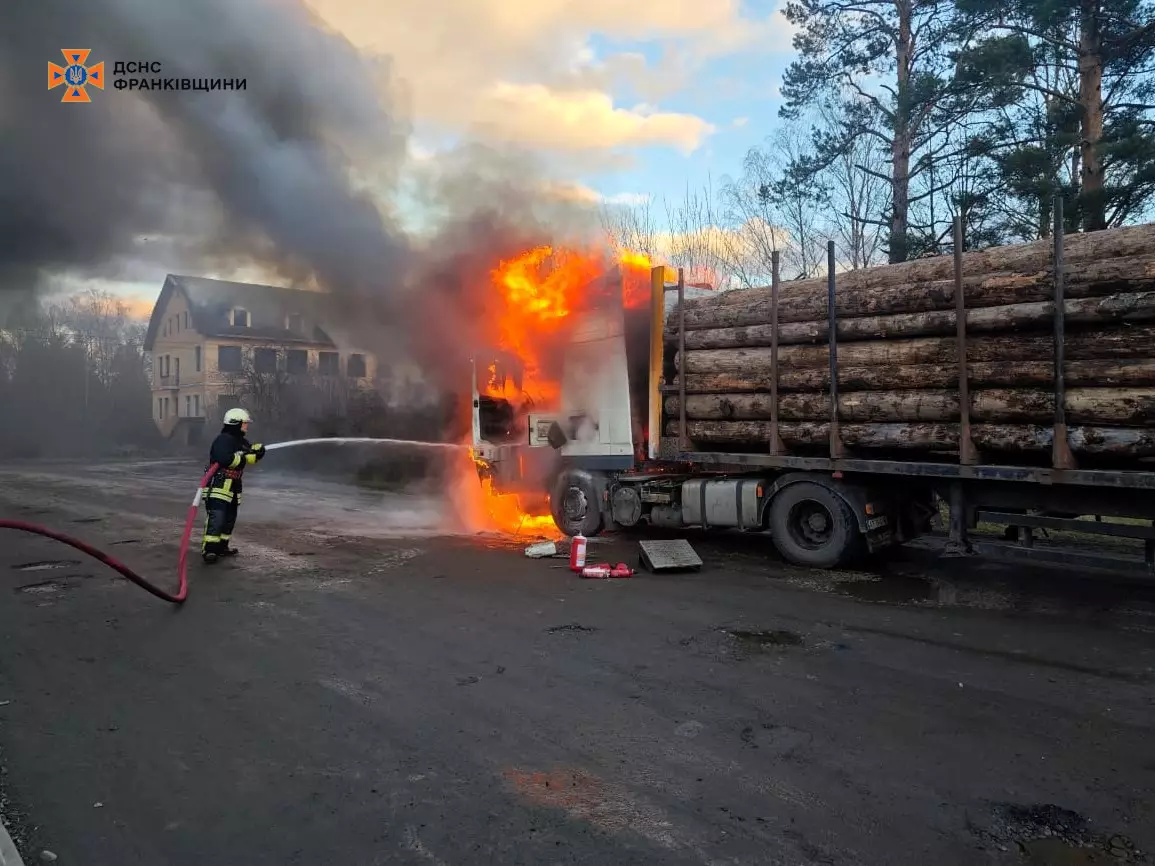 У Болехові горіла вантажівка з деревиною (ФОТО)
