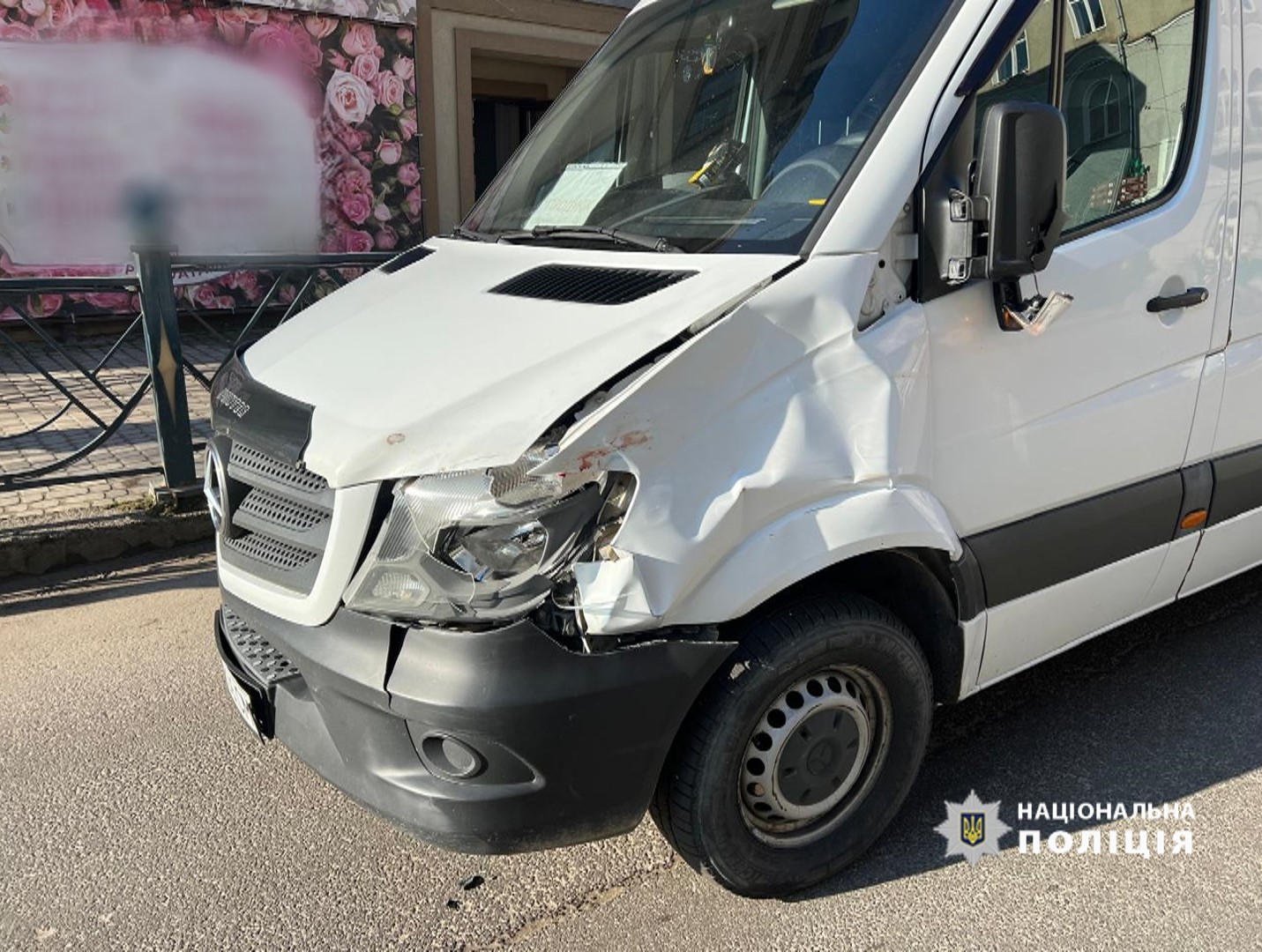 У Рогатині на пішохідному переході автівка наїхала на двох жінок (ФОТО З МІСЦЯ)