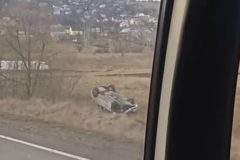 Біля Долини Renault Logan перекинувся у кювет (ВІДЕО)