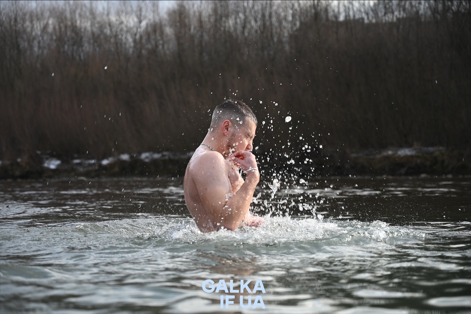 Як франківці у Бистрицю на Водохреща занурювалися (ФОТОРЕПОРТАЖ)