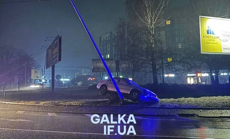 У Франківську водій напідпитку “залетів” на кільце та зніс вуличний ліхтар (ВІДЕО, ФОТО)