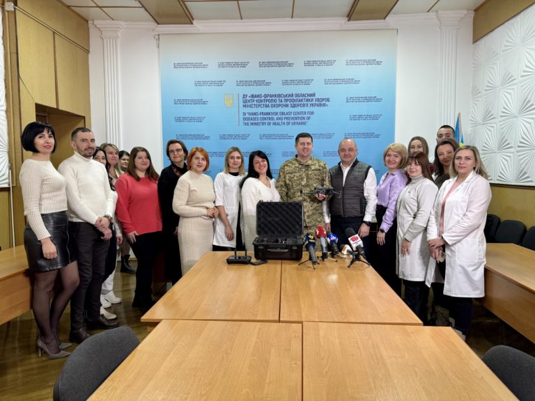 Івано-Франківський обласний центр контролю та профілактики хвороб передав безпілотник для військових (ФОТО)