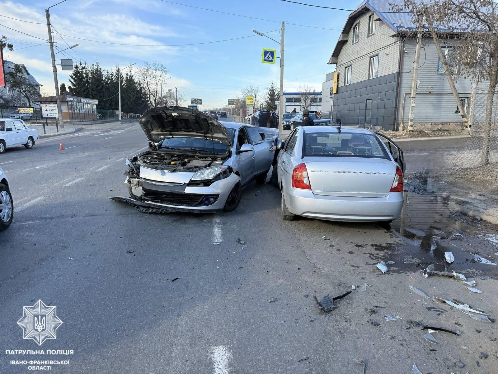 У Франківську водій Skoda не пропустив Renault, через що зіткнулись чотири авто (ФОТО)