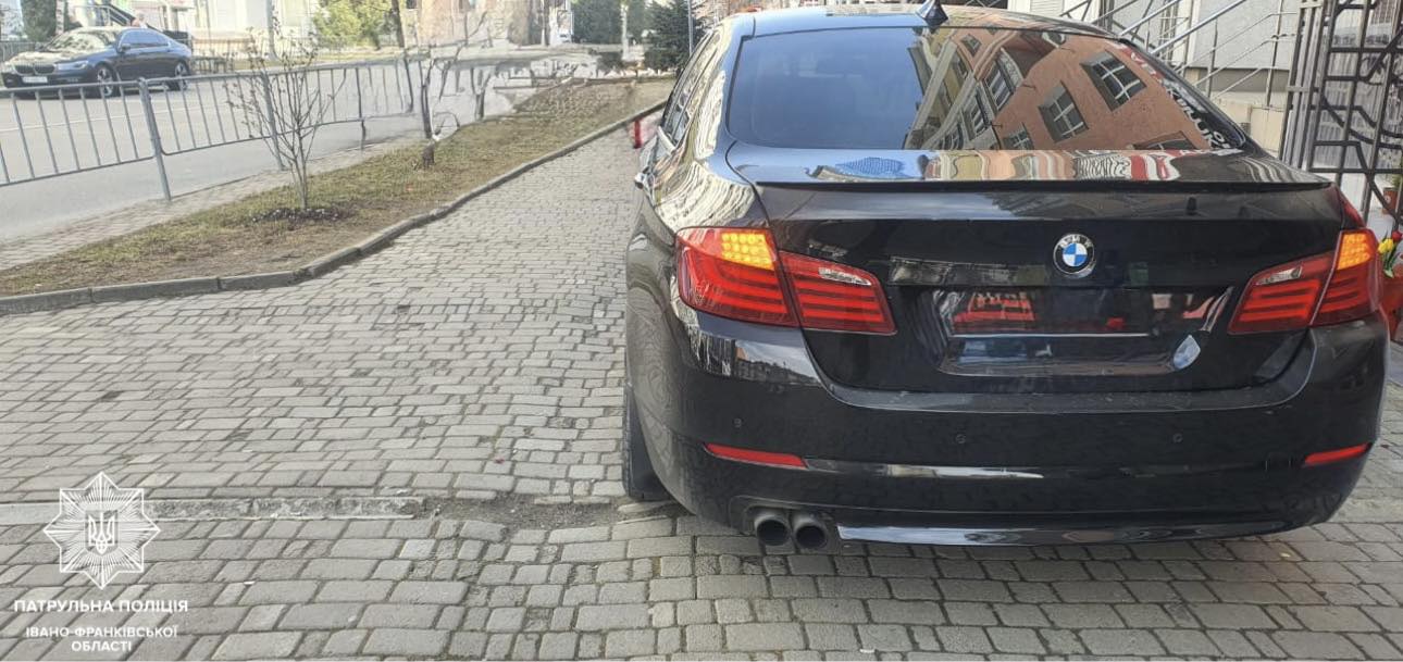 У Франківську п’яний водій BMW в’їхав у Mercedes та втік (ФОТОФАКТ)