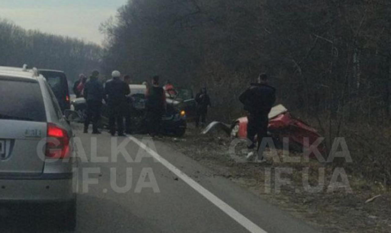 Водій Mercedes спричинив ланцюгову ДТП: деталі аварії на Калущині
