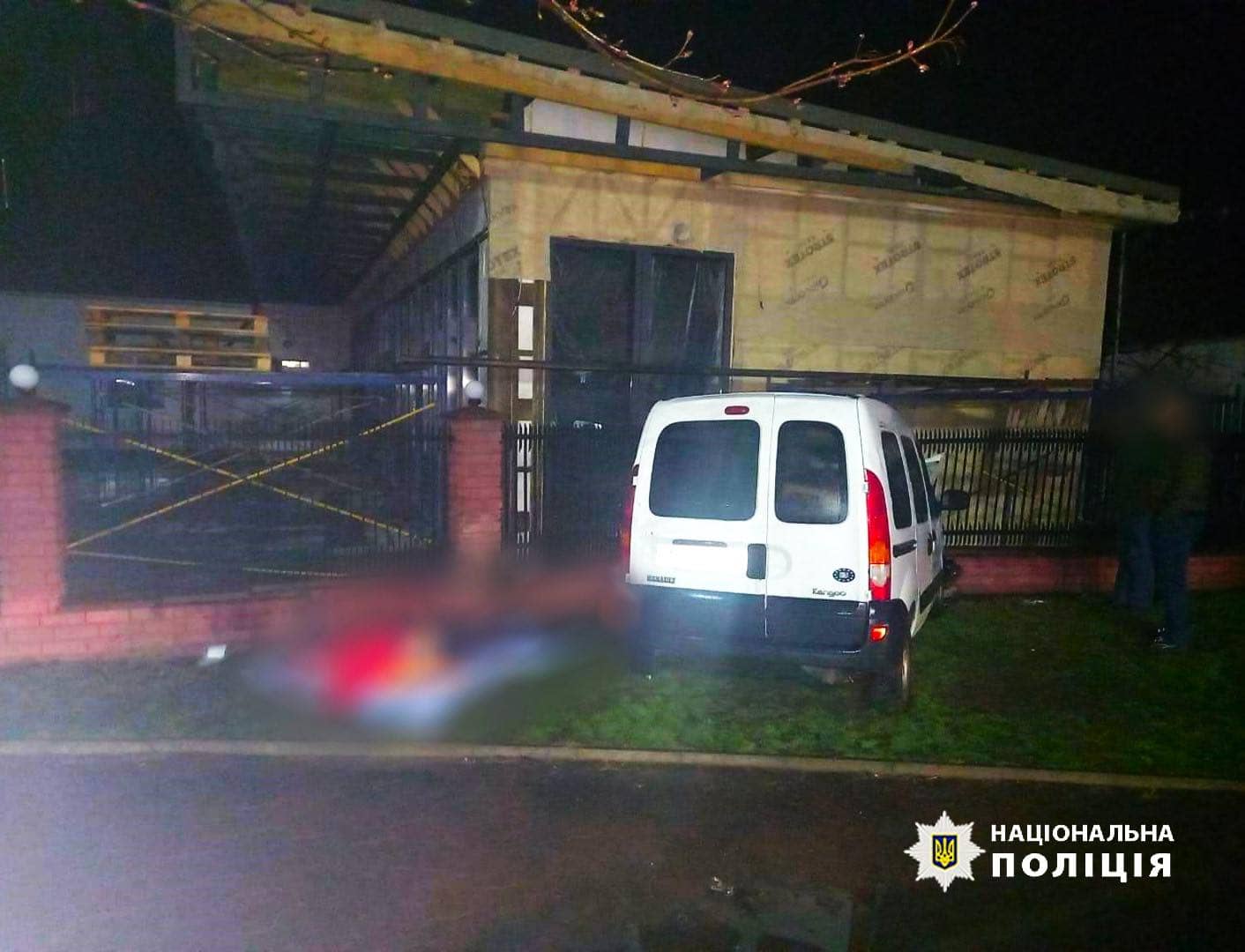 У Снятині “Рено” врізався в бетонну огорожу: водій загинув на місці (ФОТО З МІСЦЯ)