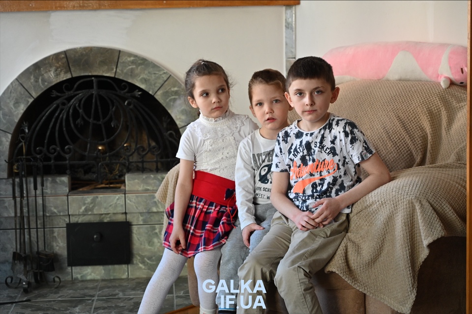 “Ми полюбили це місто”: велика родина Бойків з Донеччини отримала новий дім у Франківську (ФОТО)