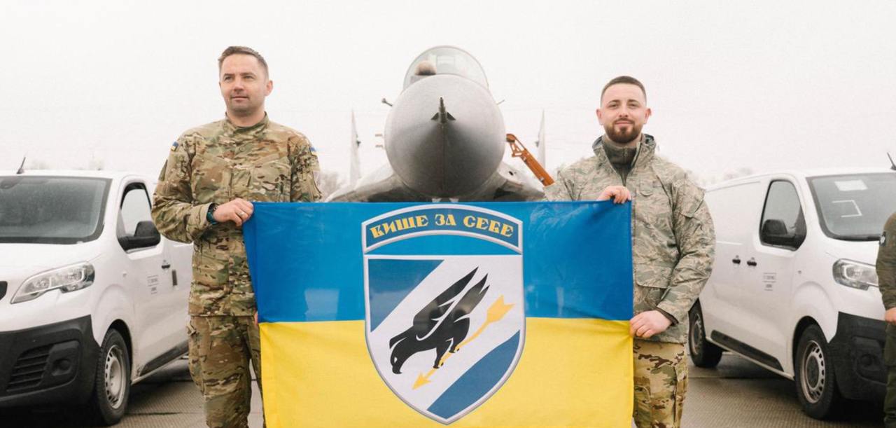 Авіатори з Франківська отримали два мікроавтобуси від “Повернись живим” (ФОТО)