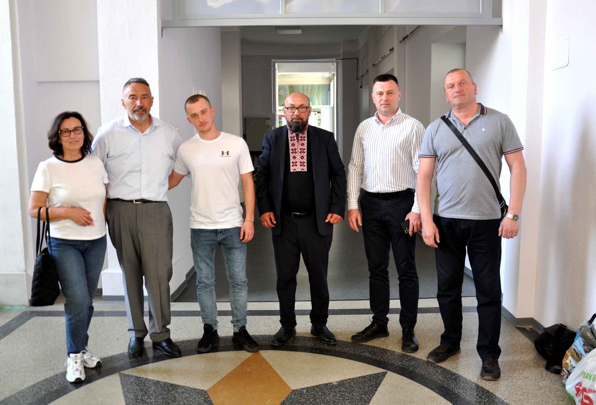 Зараз перебуває на реабілітації: У Богородчанській громаді зустріли захисника Віталія Федоріва, який понад два роки був у полоні (ФОТО)